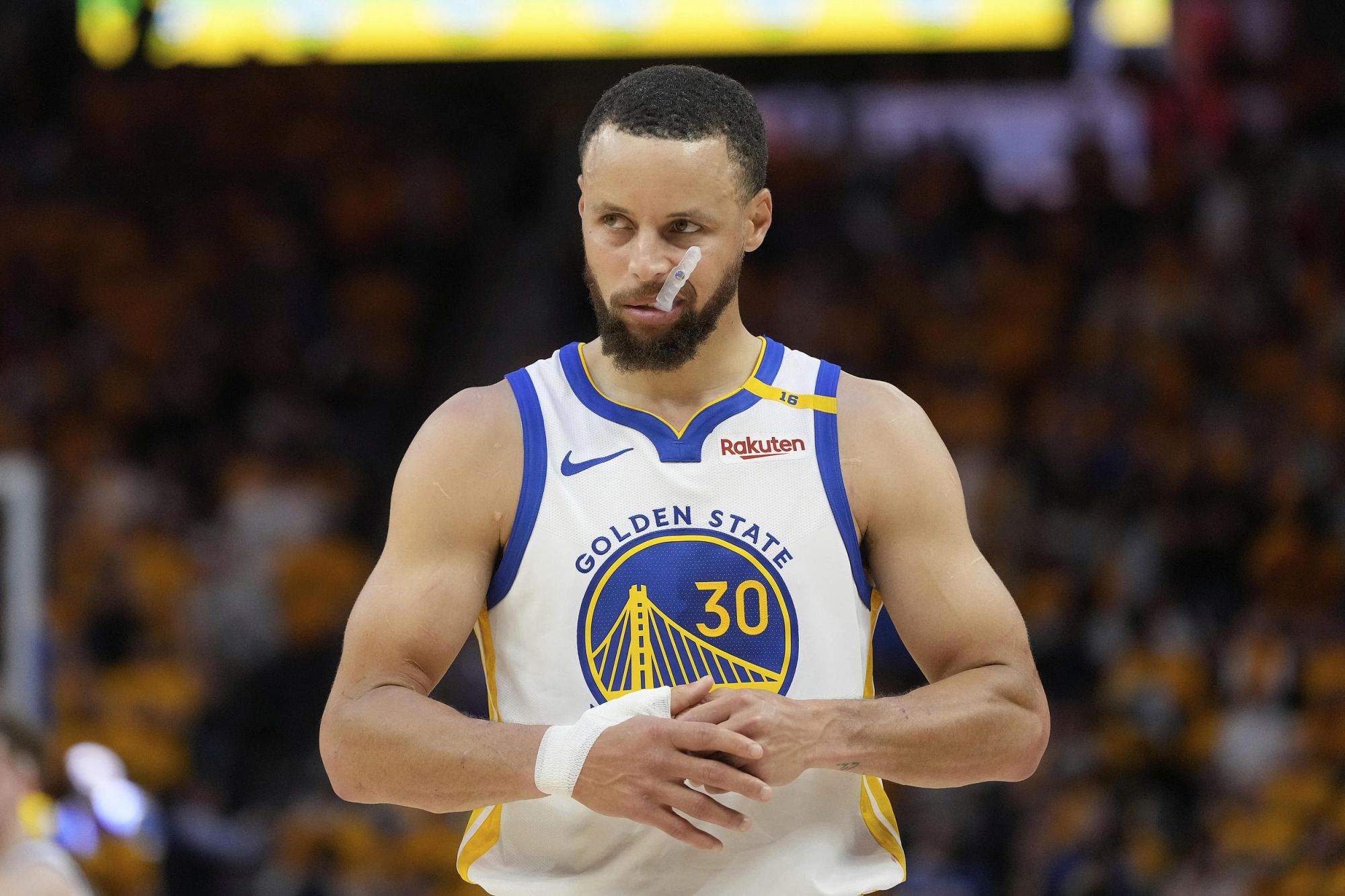 Curry ทำคะแนนได้ 12 คะแนนในช่วงพักครึ่ง Booker ทำคะแนนได้ 17 คะแนน และ Warriors เป็นผู้นำการแข่งขันด้วยคะแนน